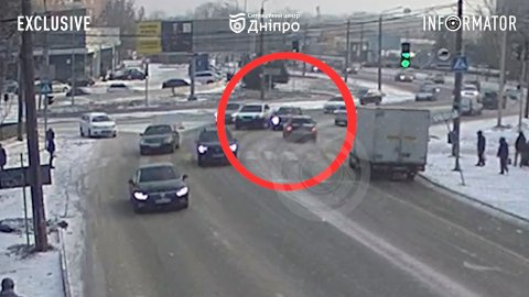 Відео моменту: на Космічній у Дніпрі зіткнулись Audi, Skoda та Ford