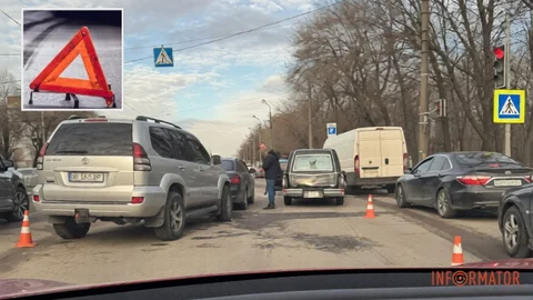 В Днепре на Богдана Хмельницкого столкнулись Toyota Prado и катафалк Cadillac: нужны свидетели