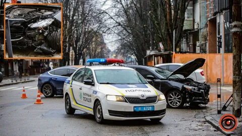 В Днепре на Старокозацкой Mazda столкнулась с Теsla и врезалась в антипарковрчные столбики