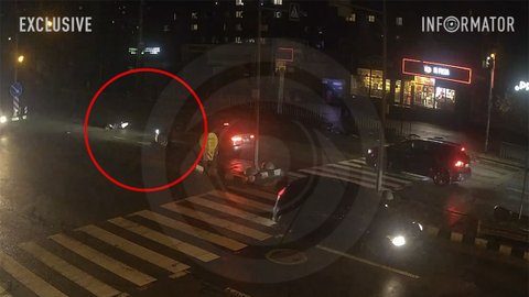 У Дніпрі на Слобожанському проспекті Audi збила 28-річну жінку: відео моменту ДТП