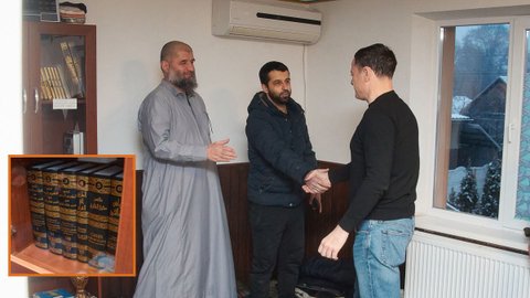 Мэр Каменского Белоусов поздравил мусульманскую общину с Рамаданом в мечети «Аль-Бассир»