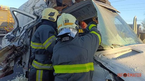 В Павлограде столкнулись грузовик и Mercedes Sprinter: спасатели деблокировали пассажирку