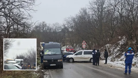 В Днепре на дороге из Приднепровска столкнулись маршрутка и три легковушки: образовалась пробка