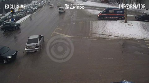 В Днепре на Запорожском шоссе столкнулись Skoda и Mitsubishi: видео момента ДТП