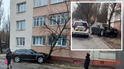 В Днепре Infiniti влетел в дерево на Красном Камне