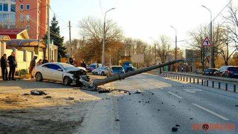 У Дніпрі на проспекті Науки Volkswagen врізався в стовп: рух заблоковано