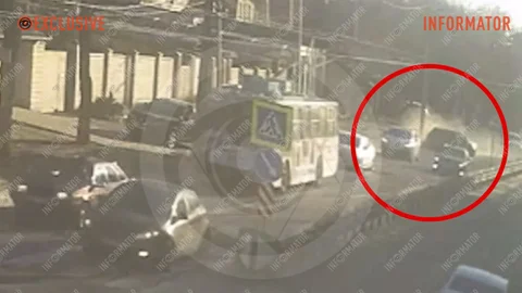 Відео моменту: у Дніпрі на проспекті Науки Volkswagen зіштовхнувся з Nissan та завалив стовп