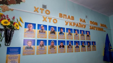 В Каменском в Лицее №19 открыли «Стену памяти», посвященную погибшим на войне Защитникам