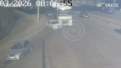 Фура протащила автомобиль несколько метров: в Днепре на Набережной Заводской столкнулись две машины Renault