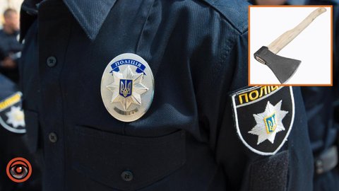 Бегал с топором по двору: в Каменском мужчина оказывал сопротивление полицейским и провоцировал конфликт