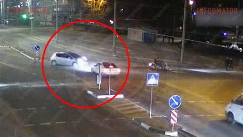 Видео момента: в Днепре на проспекте Героев Mercedes столкнулся с Nissan и сбил мотоциклиста