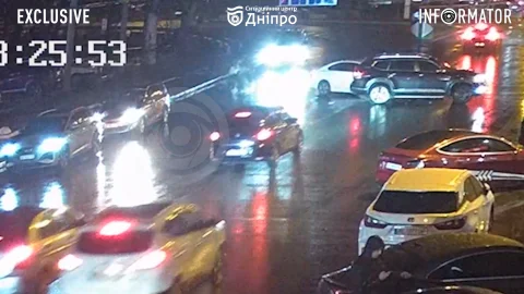 У центрі Дніпра на Володимира Великого Volkswagen порушив ПДР та зіткнувся з Kia: відео моменту