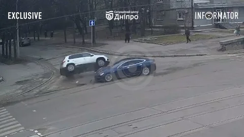 Tesla їхала на “зелений”: відео моменту ДТП з Volkswagen на Богдана Хмельницького у Дніпрі