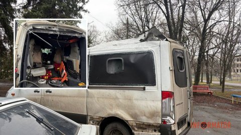 Беспилотник попал в крышу машины: в Межовой россияне атаковали FPV-дронами эвакуационную группу полиции