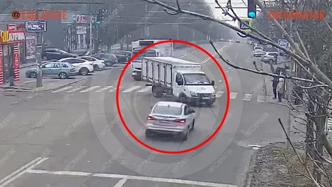 У Дніпрі на Панікахи зіткнулися Ford, “ГАЗель” та вантажівка Renault: відео моменту