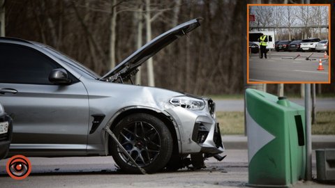 В Днепре на Набережной Победы столкнулись Mitsubishi и BMW: последняя снесла дорожные столбики