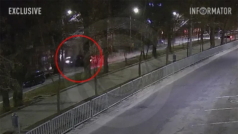 Видео момента: в Днепре на Гоголя 17-летний водитель Tesla врезался в здание и задел припаркованный Volkswagen