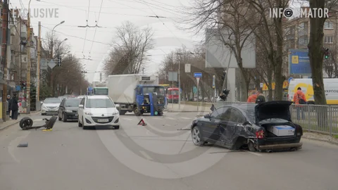 Вырваны колеса и сбит светофор: что известно о ДТП на Рабочей в Днепре между Mercedes и Volkswagen, в которой пострадал пешеход
