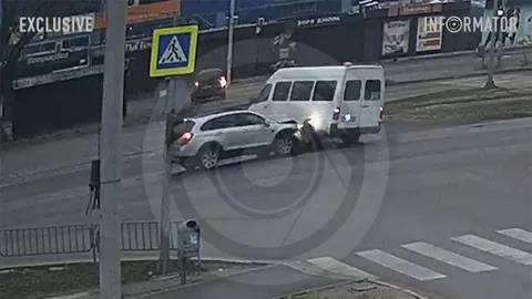 В Днепре на Донецком шоссе маршрутка №155 столкнулась с автомобилем: видео момента