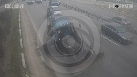 В Днепре на заезде на Новый мост у трактора на ходу улетело колесо: видео момента ДТП