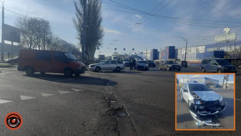 В Днепре на Запорожском шоссе столкнулись Mitsubishi и Skoda: движение затруднено