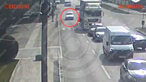 Відео моменту ДТП: у Дніпрі на Набережній Перемоги зіткнулися дві автівки – одну з них відкинуло в паркан