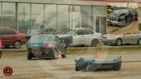 У Дніпрі на проспекті Богдана Хмельницького біля авторинку зіткнулись Mercedes та Peugeot: є постраждалі, трамваї заблоковані