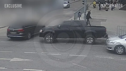 Видео момента: в Днепре на улице Независимости Nissan врезался в Volkswagen, автомобиль отбросило на тротуар
