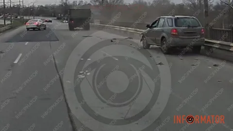 У Дніпрі на Кайдацькому мосту водій KIA «грав в шашечки» та влетів у вантажівку: відео моменту ДТП
