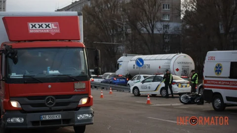 Відео моменту ДТП: у Дніпрі на Набережній Перемоги мотоцикліст влетів у вантажівку