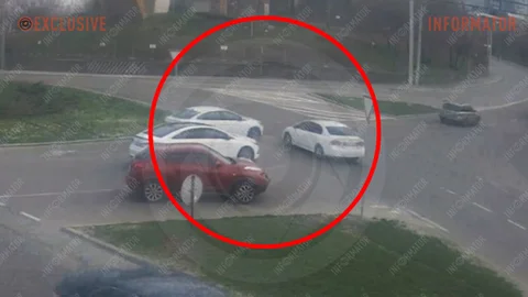 В Днепре на Сичеславской Набережной Ford после столкновения с Honda вылетел на газон: момент ДТП