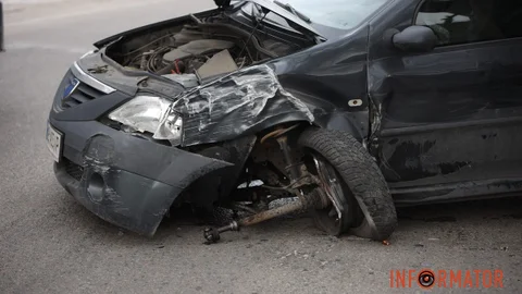 В Днепре на Сичеславской Набережной столкнулись Dacia и Renault: у одного из автомобилей оторвало колесо