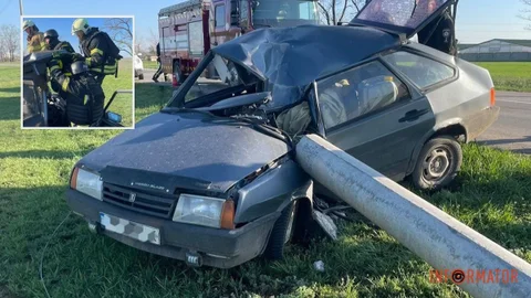 Водителя зажало в машине: в Днепропетровской области ВАЗ врезался в железобетонную опору