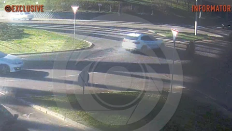 В Днепре на Сичеславской Набережной мотоциклист столкнулся с автомобилем: видео момента