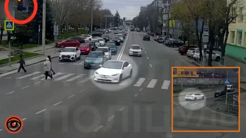 У Дніпрі 17-річний водій на Tesla спричинив ДТП та тікав від поліції: відео з міських камер спостереження