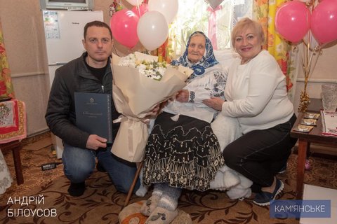 После репрессий отца в юном возрасте взяла на себя ответственность за семью: в Каменском поздравили жительницу со 100-летним юбилеем
