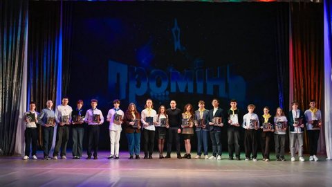 В Каменском наградили победителей интеллектуальных соревнований «VIVA! Найрозумніші!»