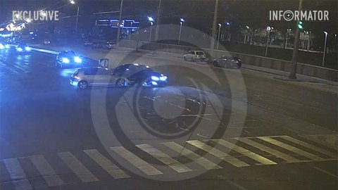 В Днепре возле сквера Хильского столкнулись два автомобиля: видео момента
