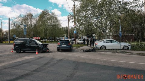 У Дніпрі на Янтарній BMW після зіткнення з Renault вилетів на тротуар