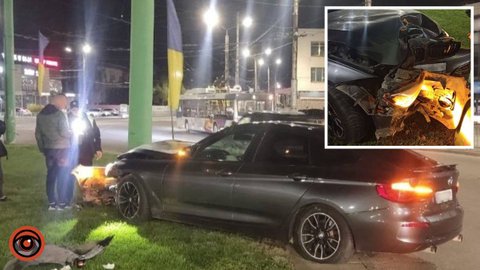 «Не спрацювали гальма»: на кільцевій розв’язці у Кривому Розі водій BMW влетів у стовп