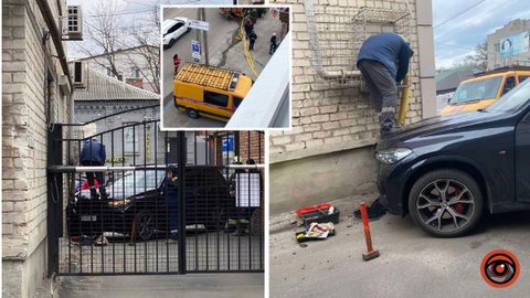 Полиция, спасатели и газовая служба на месте: в Днепре на Троицкой водитель BMW врезался в дом