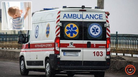 В Кривом Роге 4-летний мальчик выпал со 2-го этажа: его забрала скорая