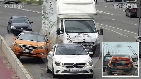 Видео момента ДТП: в Днепре на заезде на Новый мост грузовик Renault врезался в Hyundai, тот улетел в отбойник