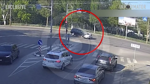 Відео моменту ДТП: у Дніпрі на Запорізькому шосе Toyota Land Cruiser Prado влетіла у Lada, автівки відкинуло на тротуар