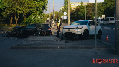 У Дніпрі на Перемозі-6 зіткнулись Volkswagen та Honda: останню відкинуло на тротуар