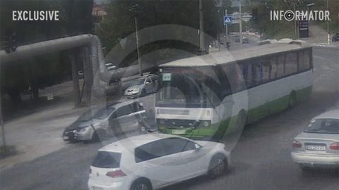 Видео момента: в Днепре на Космической автобус на скорости протаранил Subaru и Chevrolet, "разбросав" авто