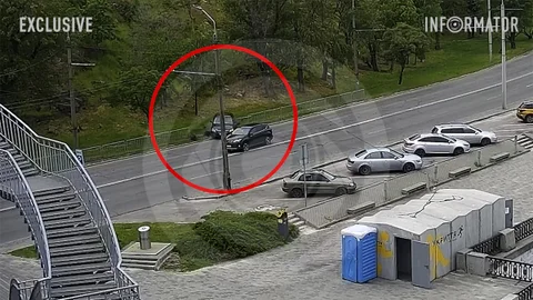 Видео момента ДТП: в Днепре на Сичеславской Набережной Toyota задним ходом снесла забор и залетела на склон