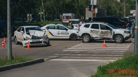 У Дніпрі на проспекті Поля зіткнулися Skoda та поліцейський Renault: останній перекрив пішохідний перехід