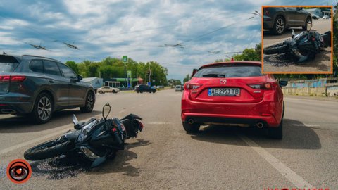 В Днепре на проспекте Богдана Хмельницкого столкнулись автомобиль и мотоциклист: мужчина слетел с двухколесного транспорта и сломал ногу