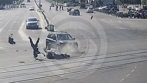 Видео момента: в Днепре на проспекте Хмельницкого столкнулись мотоциклист и автомобиль